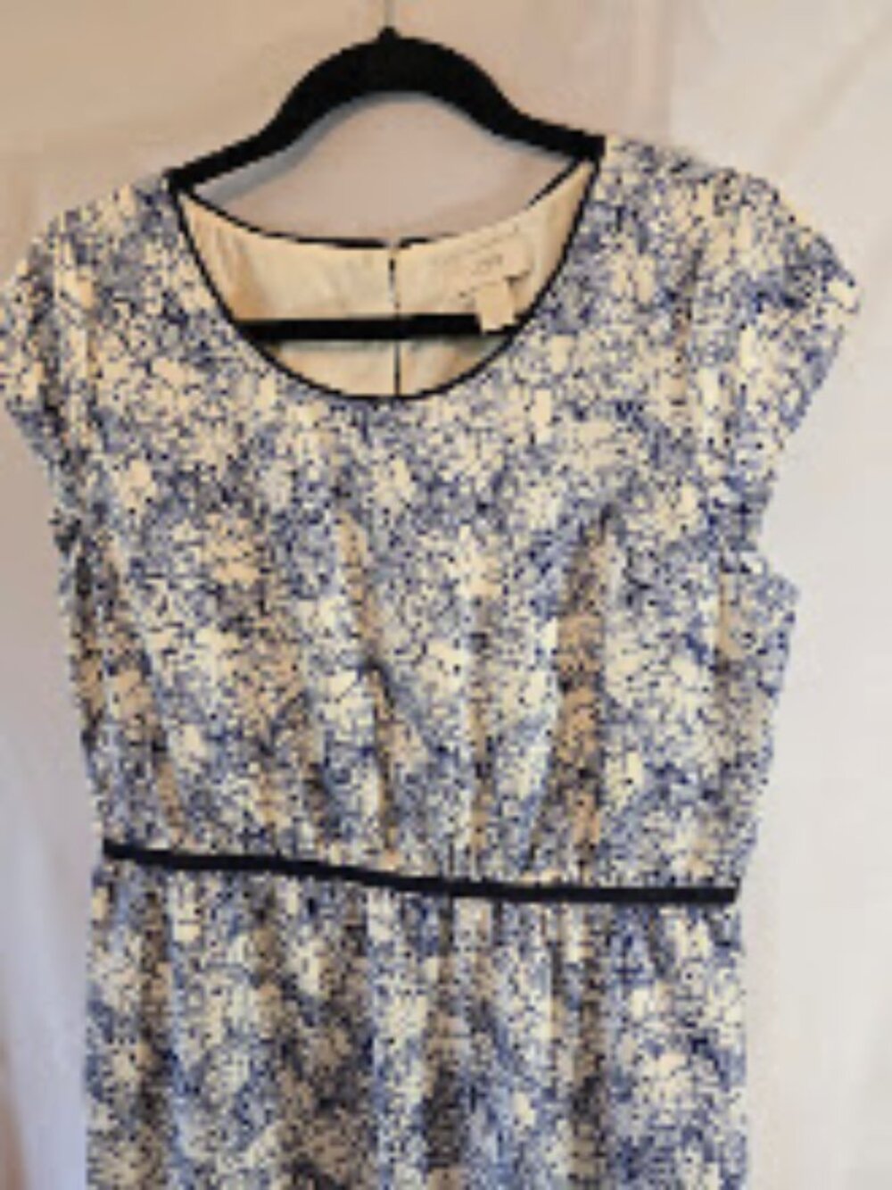 BLUE WHITE CAP SLEEVE DRESS LOFT SIZE 8 ELASTIC WAIST LIGHTWEIGHT - Picture 3 of 7